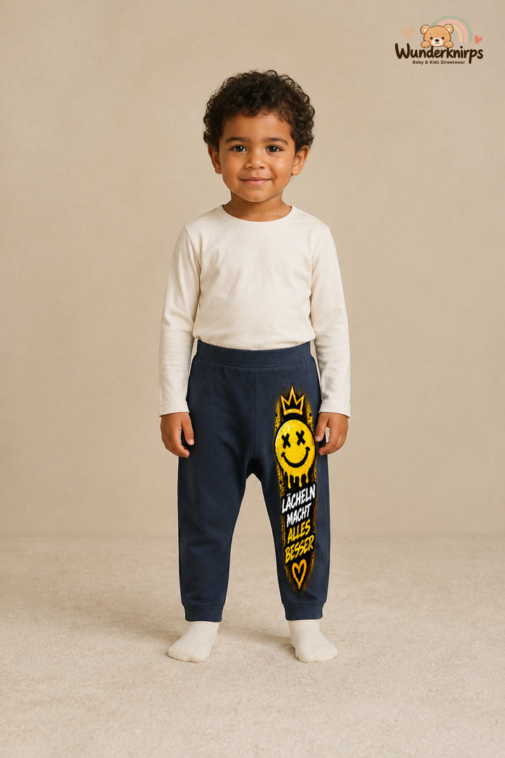 Smiley Streetstyle – Lächeln macht alles besser – Babyhose für Jungen: Navy mit Smiley-Druck am Hosenbein – Wunderknirps.
