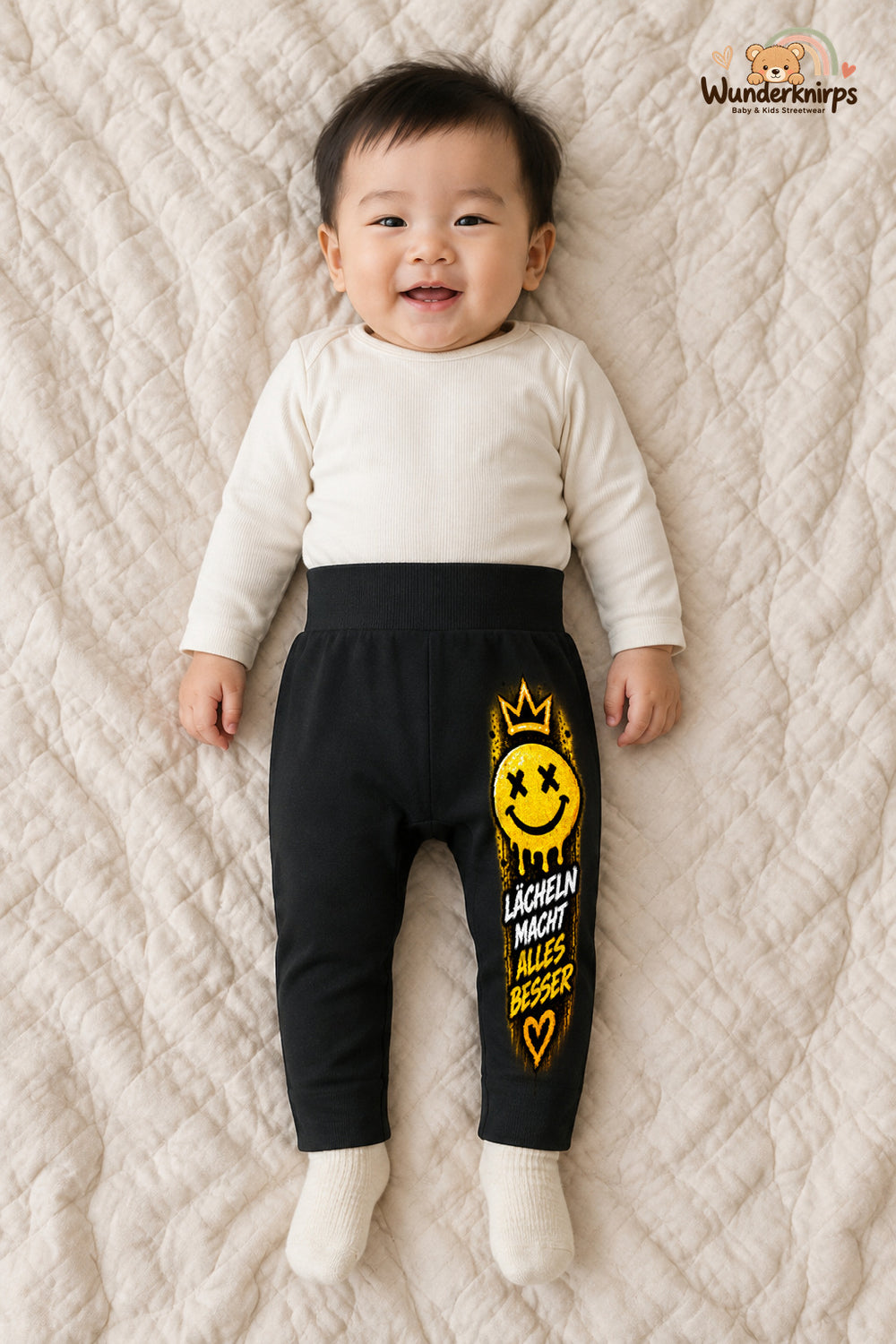 Smiley Streetstyle – Lächeln macht alles besser – Babyhose für Jungen: Schwarz mit Smiley-Druck am Hosenbein – Wunderknirps.