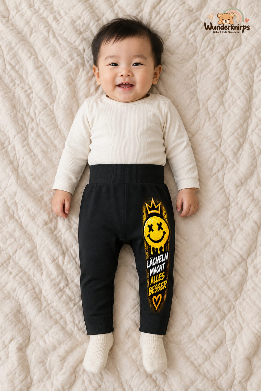 Smiley Streetstyle – Lächeln macht alles besser – Babyhose für Jungen: Schwarz mit Smiley-Druck am Hosenbein – Wunderknirps.