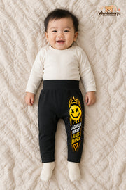 Smiley Streetstyle – Lächeln macht alles besser – Babyhose für Jungen: Schwarz mit Smiley-Druck am Hosenbein – Wunderknirps.