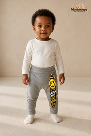 Kleine Weltentdeckerin: Lächeln macht alles besser – Babyhose für Mädchen: Grau meliert mit Smiley-Druck am Hosenbein – Wunderknirps.