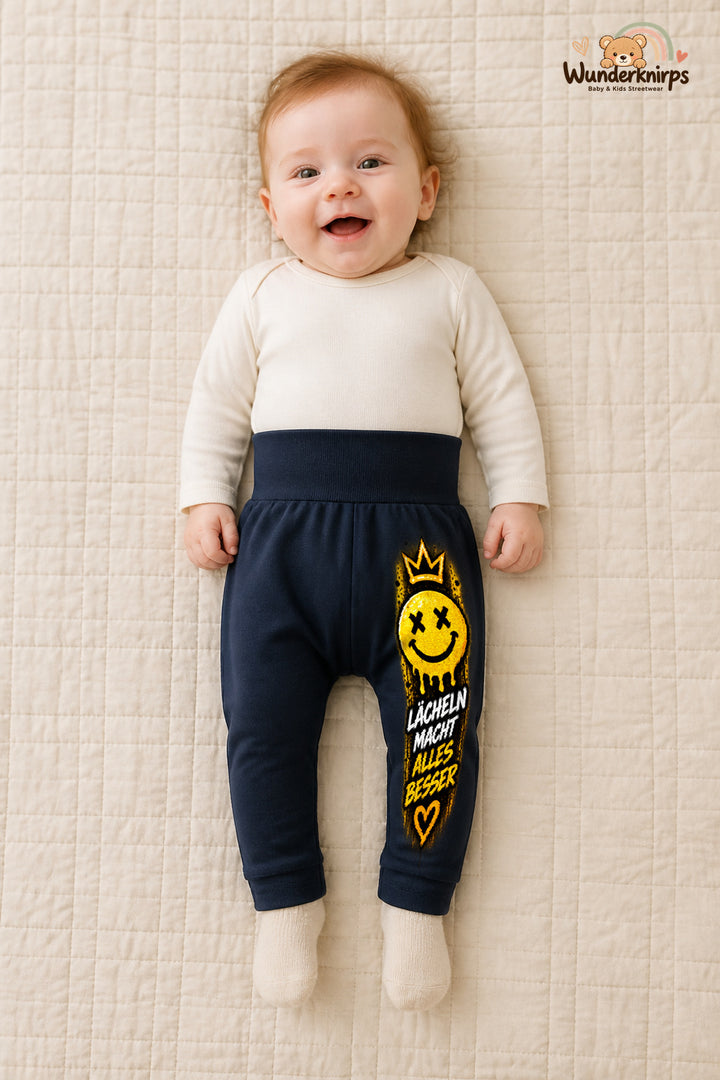 Kleine Weltentdeckerin: Lächeln macht alles besser – Babyhose für Mädchen: Navy mit Smiley-Druck am Hosenbein – Wunderknirps.