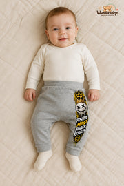 Smiley Streetstyle – Positive mind bigger results – Babyhose für Jungen: Grau meliert mit Smiley-Druck am Hosenbein – Wunderknirps.