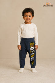 Smiley Streetstyle – Positive mind bigger results – Babyhose für Jungen: Navy mit Smiley-Druck am Hosenbein – Wunderknirps.