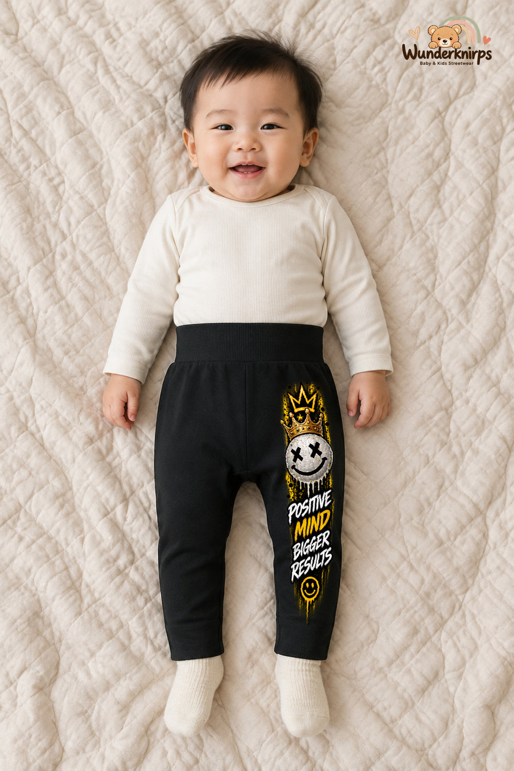 Smiley Streetstyle – Positive mind bigger results – Babyhose für Jungen: Schwarz mit Smiley-Druck am Hosenbein – Wunderknirps.