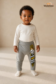 Kleine Weltentdeckerin: Positive mind bigger results – Babyhose für Mädchen: Grau meliert mit Smiley-Druck am Hosenbein – Wunderknirps.