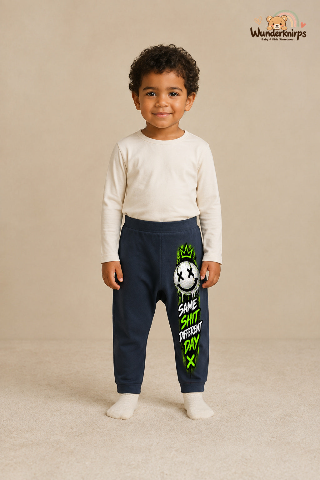Same shit different day – Babyhose mit dem Motiv Smiley – für Jungen: Navy mit Smiley-Druck am Hosenbein – Wunderknirps.