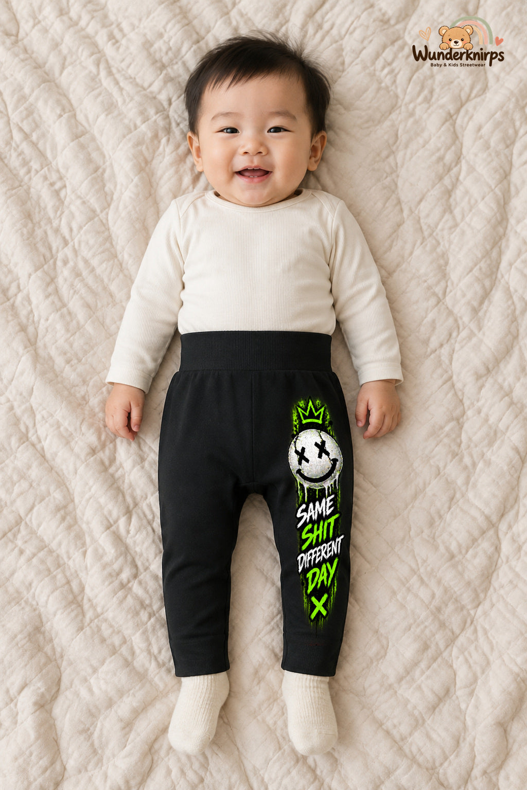 Same shit different day – Babyhose mit dem Motiv Smiley – für Jungen: Schwarz mit Smiley-Druck am Hosenbein – Wunderknirps.