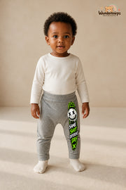 Smiley Lieblingslook – Same shit different day – Babyhose für Mädchen: Grau meliert mit Smiley-Druck am Hosenbein – Wunderknirps.