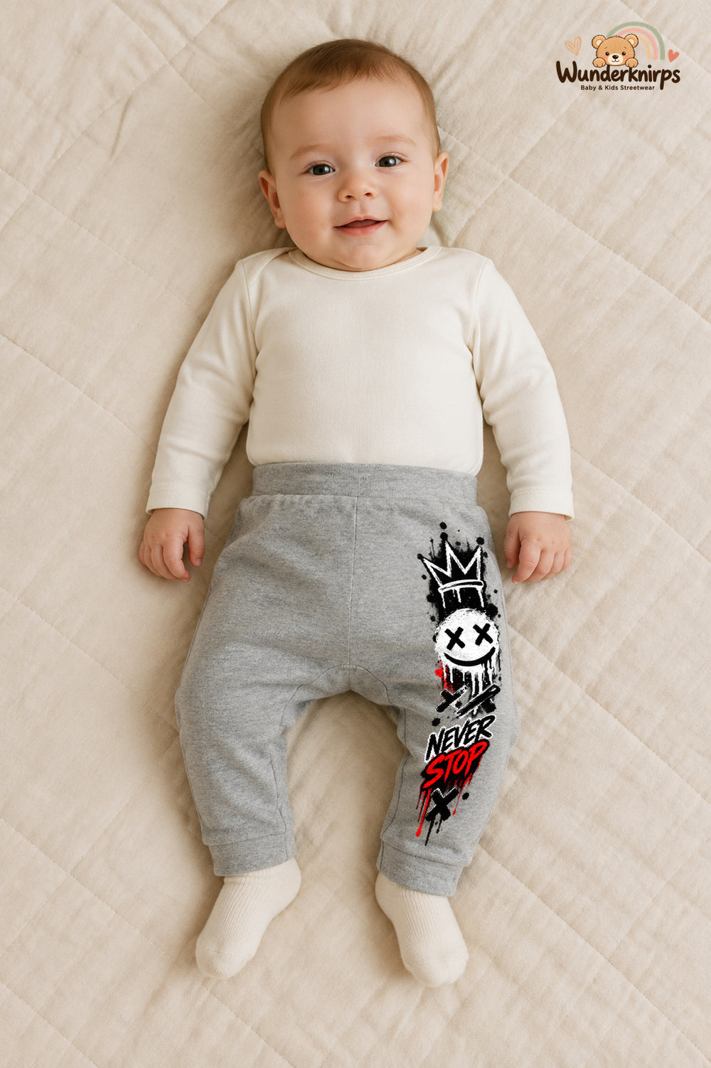 Smiley Streetstyle – Never stop – Babyhose für Jungen: Grau meliert mit Smiley-Druck am Hosenbein – Wunderknirps.