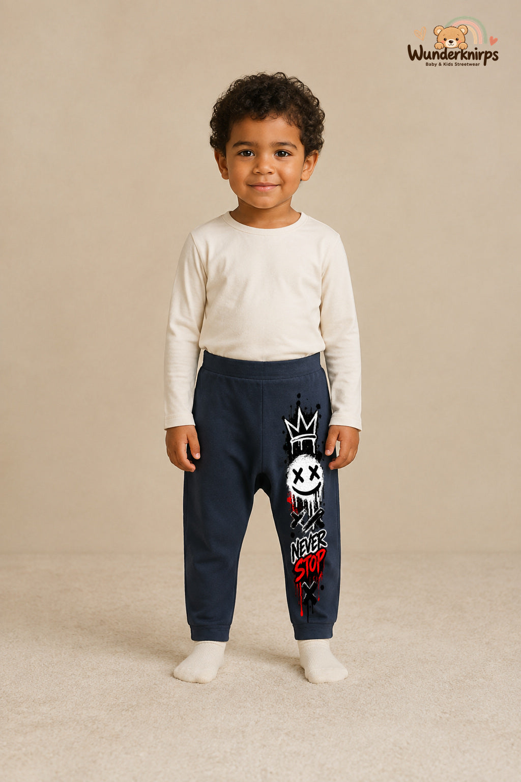 Smiley Streetstyle – Never stop – Babyhose für Jungen: Navy mit Smiley-Druck am Hosenbein – Wunderknirps.