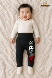 Smiley Streetstyle – Never stop – Babyhose für Jungen: Schwarz mit Smiley-Druck am Hosenbein – Wunderknirps.