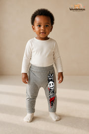 Kleine Weltentdeckerin: Never stop – Babyhose für Mädchen: Grau meliert mit Smiley-Druck am Hosenbein – Wunderknirps.