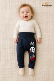 Kleine Weltentdeckerin: Never stop – Babyhose für Mädchen: Navy mit Smiley-Druck am Hosenbein – Wunderknirps.
