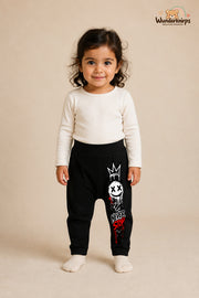 Kleine Weltentdeckerin: Never stop – Babyhose für Mädchen: Schwarz mit Smiley-Druck am Hosenbein – Wunderknirps.