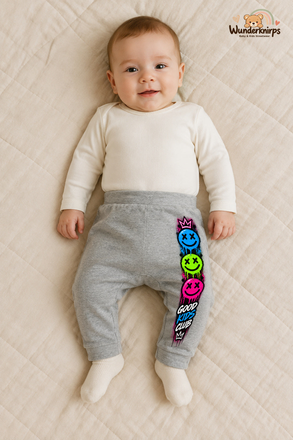 Good kids club – Babyhose mit dem Motiv Smileys – für Jungen: Grau meliert mit Smileys-Druck am Hosenbein – Wunderknirps.