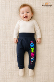 Smileys Lieblingslook – Good kids club – Babyhose für Mädchen: Navy mit Smileys-Druck am Hosenbein – Wunderknirps.