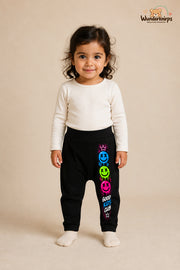 Smileys Lieblingslook – Good kids club – Babyhose für Mädchen: Schwarz mit Smileys-Druck am Hosenbein – Wunderknirps.