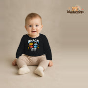 Babybody für Jungen in Schwarz mit Motiv „Snack Club“, getragen von einem Kind – Wunderknirps.