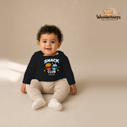 Babybody für Jungen in Schwarz mit Motiv „Snack Club“, getragen von einem Kind – Wunderknirps.