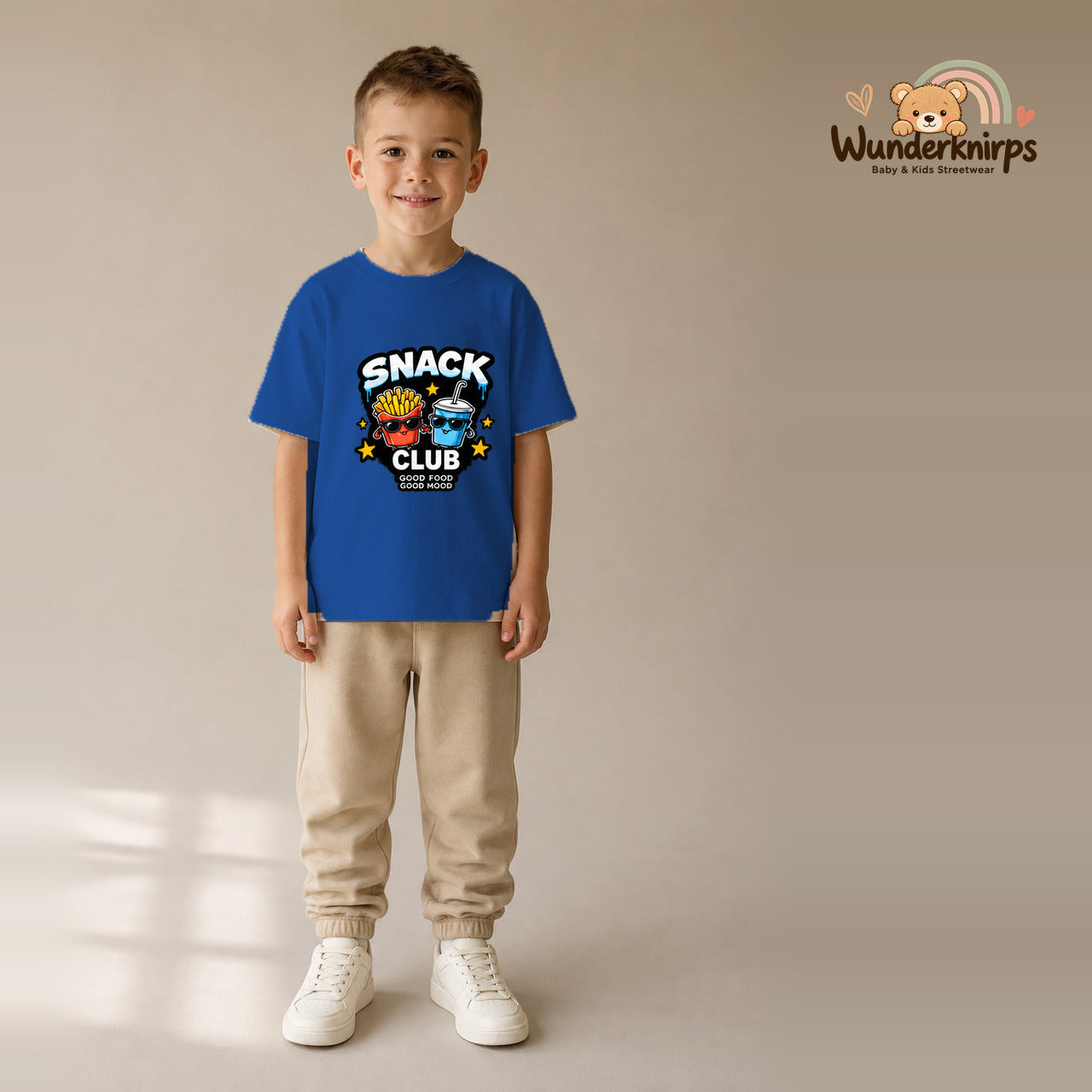 T-Shirt für Jungen in Blau mit Motiv „Snack Club“, getragen von einem Kind – Wunderknirps.