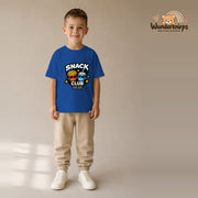 T-Shirt für Jungen in Blau mit Motiv „Snack Club“, getragen von einem Kind – Wunderknirps.