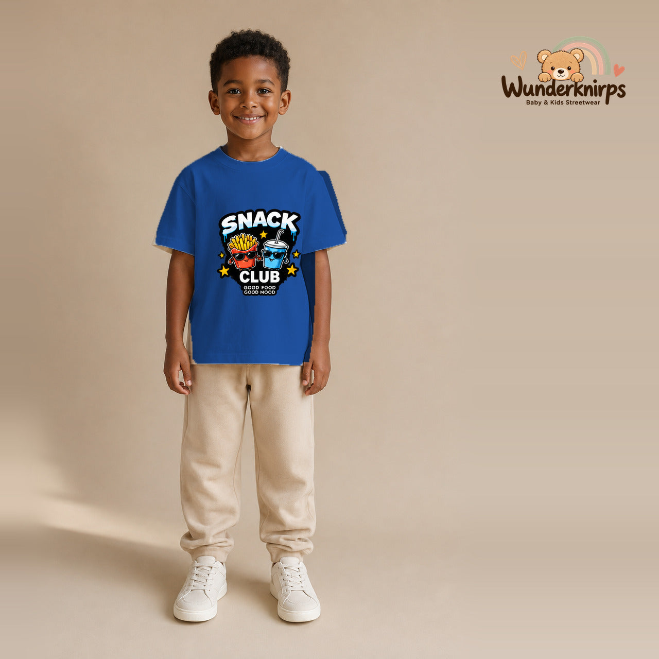 T-Shirt für Jungen in Blau mit Motiv „Snack Club“, getragen von einem Kind – Wunderknirps.