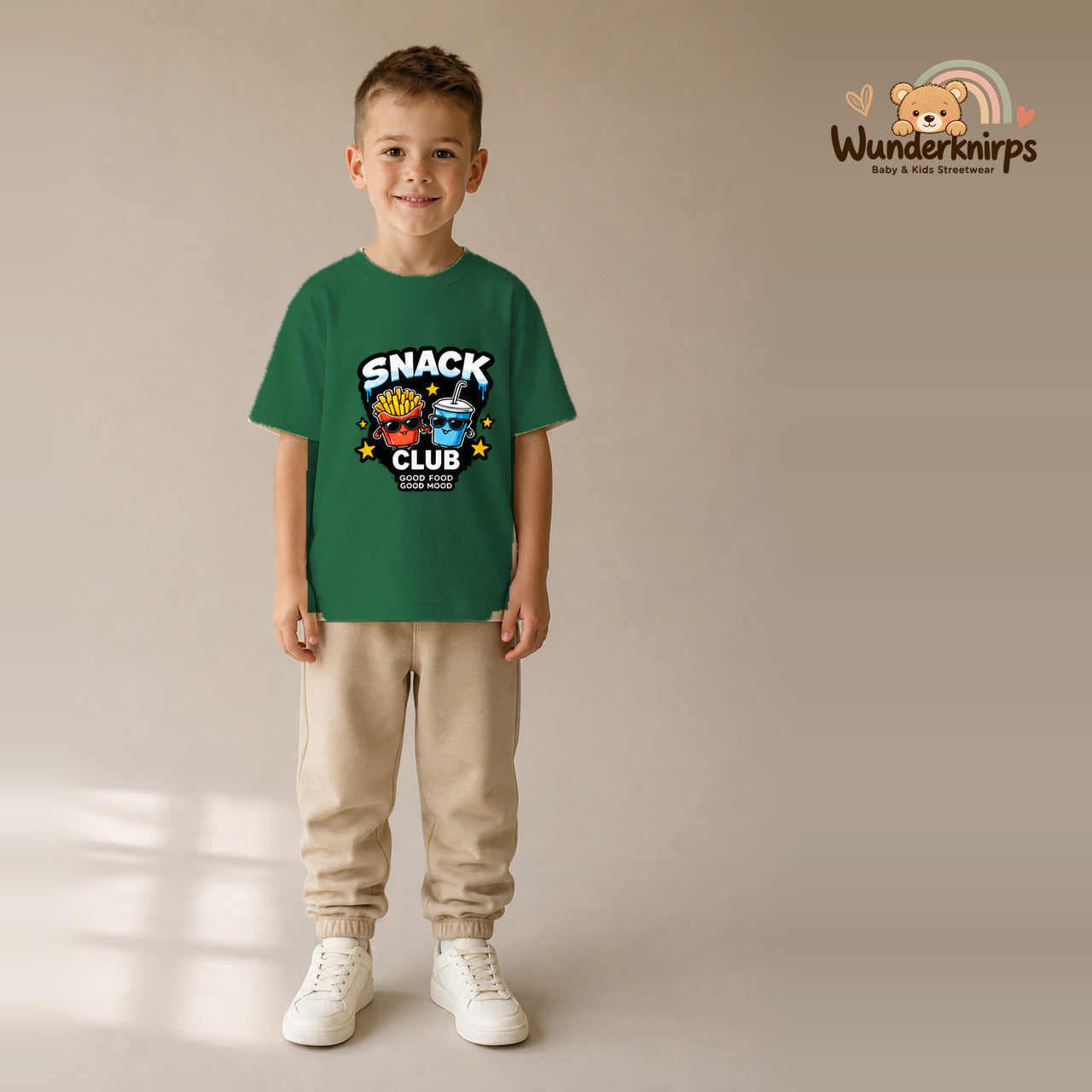 T-Shirt für Jungen in Grün mit Motiv „Snack Club“, getragen von einem Kind – Wunderknirps.
