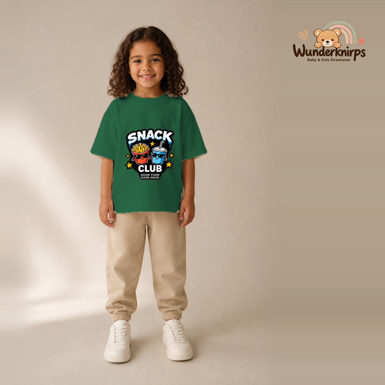 T-Shirt für Mädchen in Grün mit Motiv „Snack Club“, getragen von einem Kind – Wunderknirps.