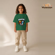 T-Shirt für Mädchen in Grün mit Motiv „Snack Club“, getragen von einem Kind – Wunderknirps.