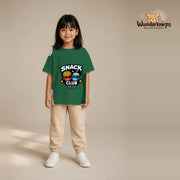 T-Shirt für Mädchen in Grün mit Motiv „Snack Club“, getragen von einem Kind – Wunderknirps.