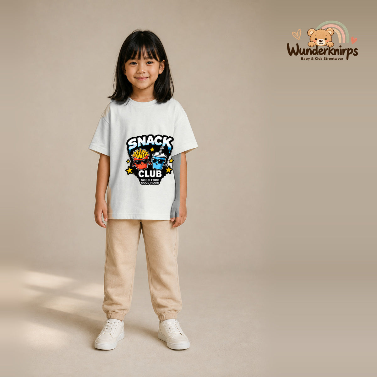 T-Shirt für Mädchen in Weiß mit Motiv „Snack Club“, getragen von einem Kind – Wunderknirps.