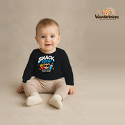Babybody für Jungen in Schwarz mit Motiv „Snack Crew“, getragen von einem Kind – Wunderknirps.