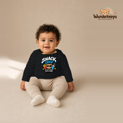 Babybody für Jungen in Schwarz mit Motiv „Snack Crew“, getragen von einem Kind – Wunderknirps.