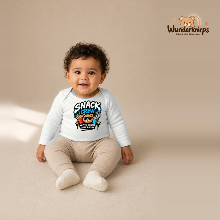 Babybody für Jungen in Weiß mit Motiv „Snack Crew“, getragen von einem Kind – Wunderknirps.