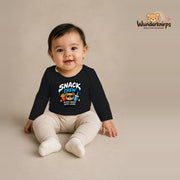 Babybody für Mädchen in Schwarz mit Motiv „Snack Crew“, getragen von einem Kind – Wunderknirps.