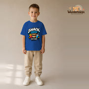 T-Shirt für Jungen in Blau mit Motiv „Snack Crew“, getragen von einem Kind – Wunderknirps.