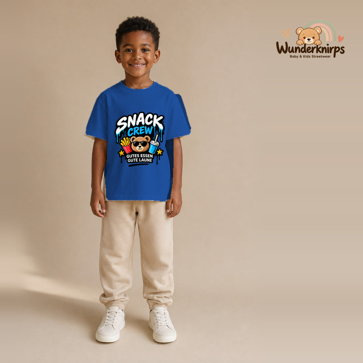 T-Shirt für Jungen in Blau mit Motiv „Snack Crew“, getragen von einem Kind – Wunderknirps.