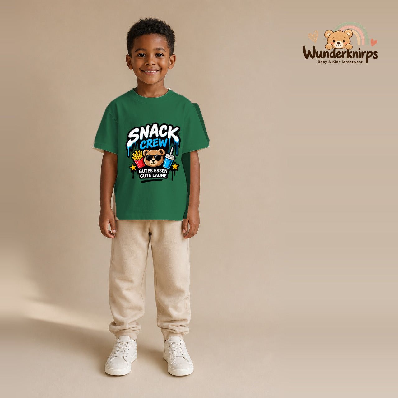 T-Shirt für Jungen in Grün mit Motiv „Snack Crew“, getragen von einem Kind – Wunderknirps.