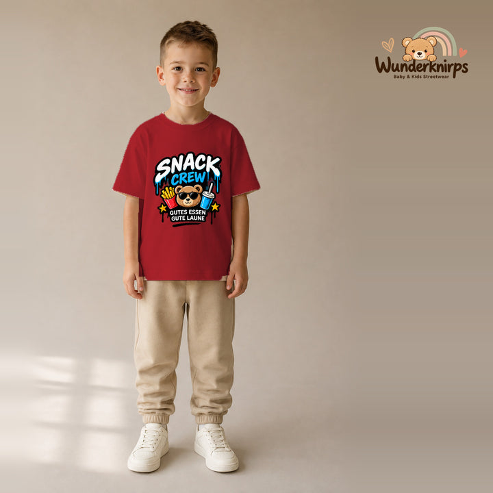 T-Shirt für Jungen in Rot mit Motiv „Snack Crew“, getragen von einem Kind – Wunderknirps.