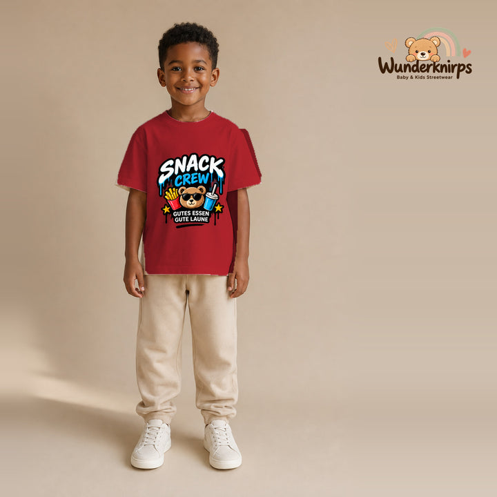 T-Shirt für Jungen in Rot mit Motiv „Snack Crew“, getragen von einem Kind – Wunderknirps.