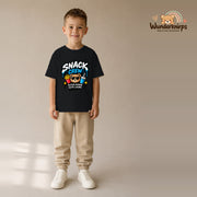 T-Shirt für Jungen in Schwarz mit Motiv „Snack Crew“, getragen von einem Kind – Wunderknirps.