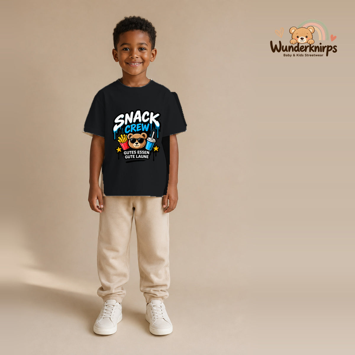 T-Shirt für Jungen in Schwarz mit Motiv „Snack Crew“, getragen von einem Kind – Wunderknirps.