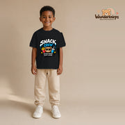 T-Shirt für Jungen in Schwarz mit Motiv „Snack Crew“, getragen von einem Kind – Wunderknirps.