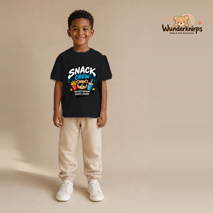 T-Shirt für Jungen in Schwarz mit Motiv „Snack Crew“, getragen von einem Kind – Wunderknirps.
