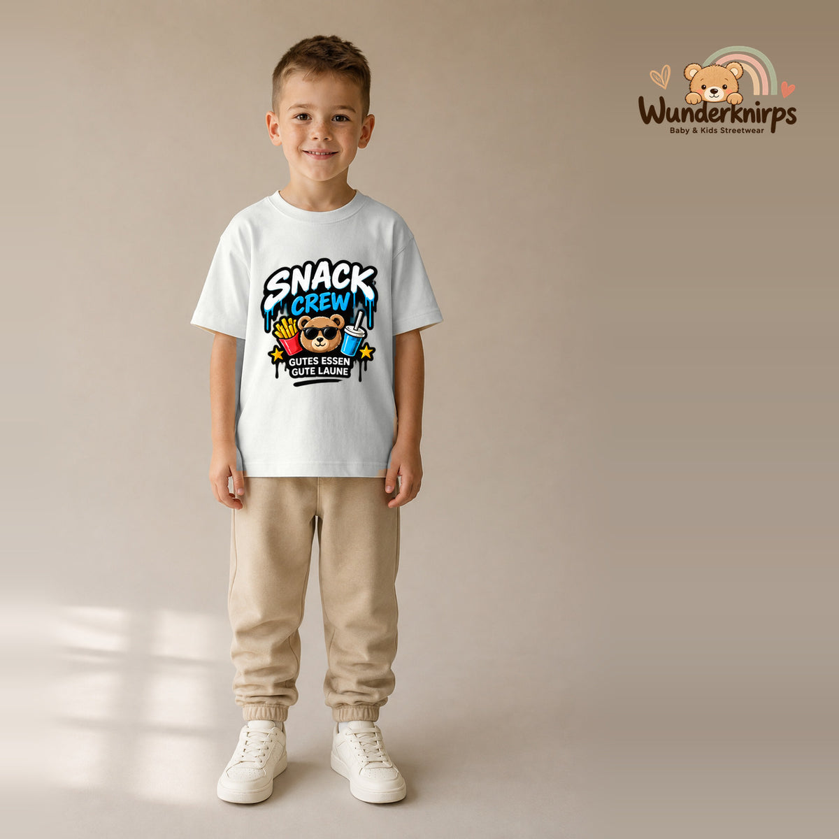 T-Shirt für Jungen in Weiß mit Motiv „Snack Crew“, getragen von einem Kind – Wunderknirps.