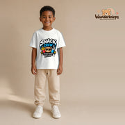 T-Shirt für Jungen in Weiß mit Motiv „Snack Crew“, getragen von einem Kind – Wunderknirps.