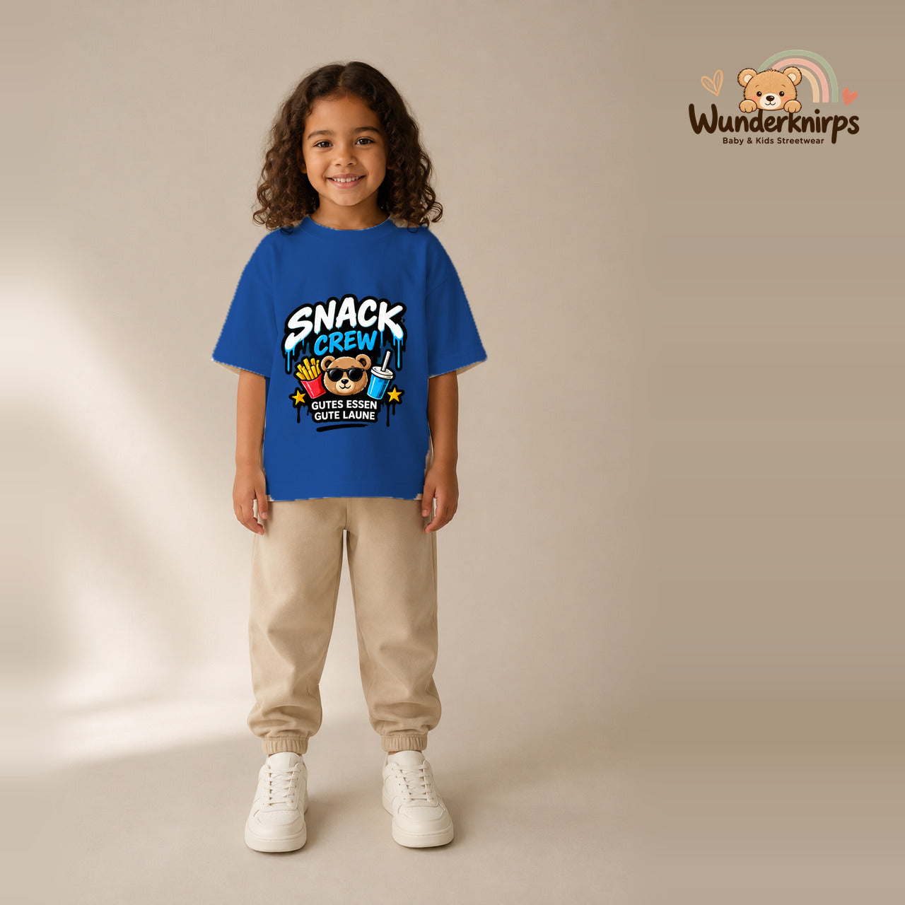 T-Shirt für Mädchen in Blau mit Motiv „Snack Crew“, getragen von einem Kind – Wunderknirps.