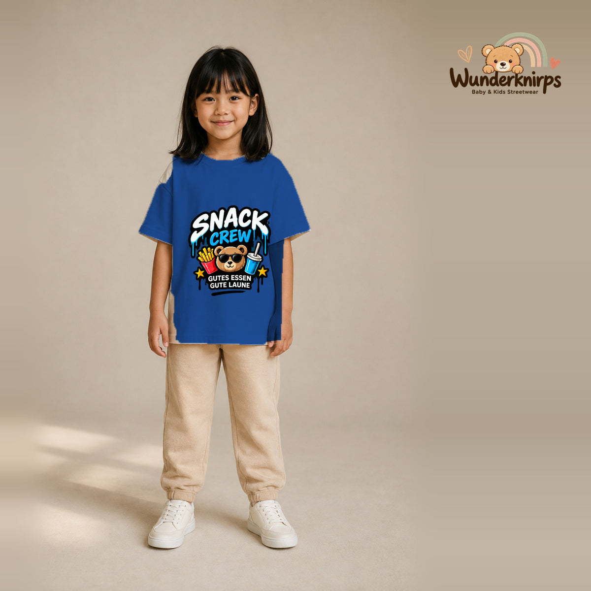 T-Shirt für Mädchen in Blau mit Motiv „Snack Crew“, getragen von einem Kind – Wunderknirps.