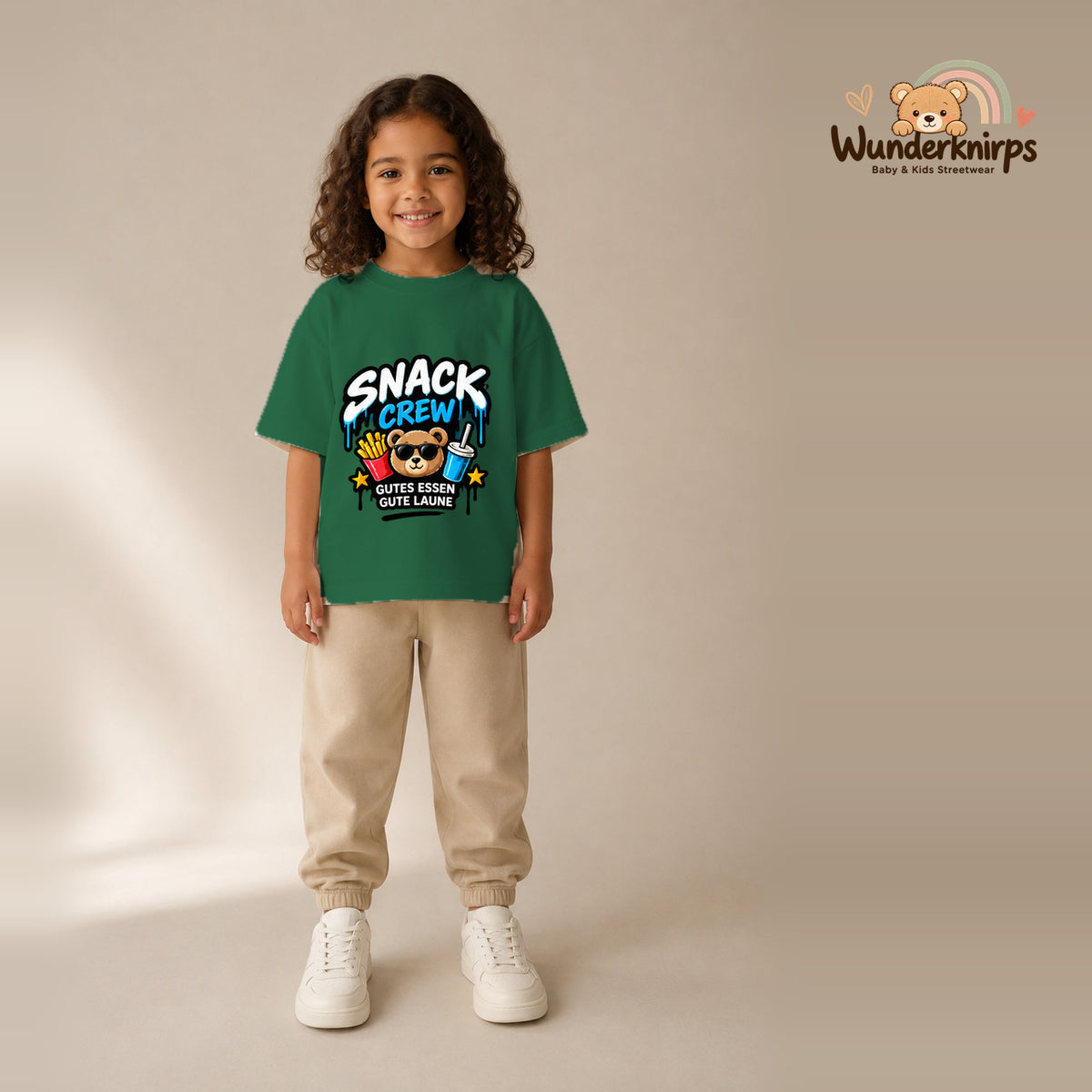 T-Shirt für Mädchen in Grün mit Motiv „Snack Crew“, getragen von einem Kind – Wunderknirps.